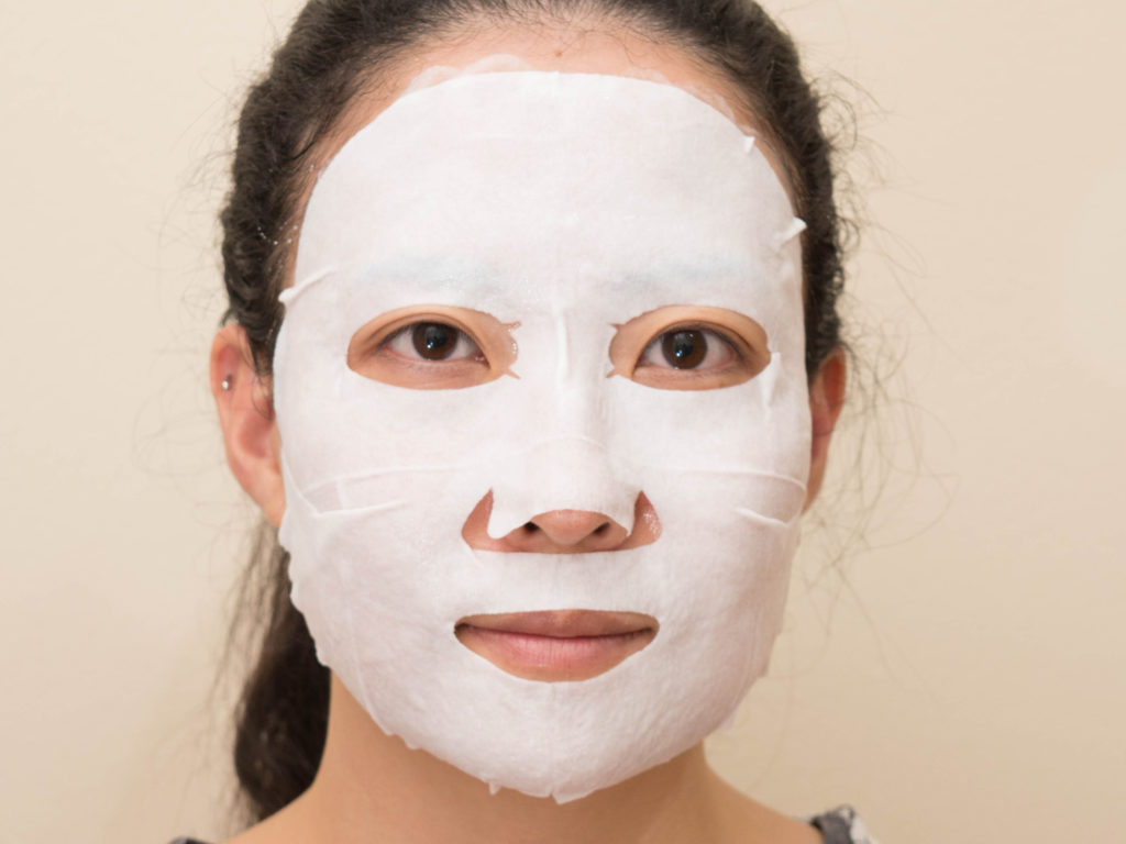 Máscara Facial em Tecido Uniform & Matte_Durante a Aplicação com rosto de frente