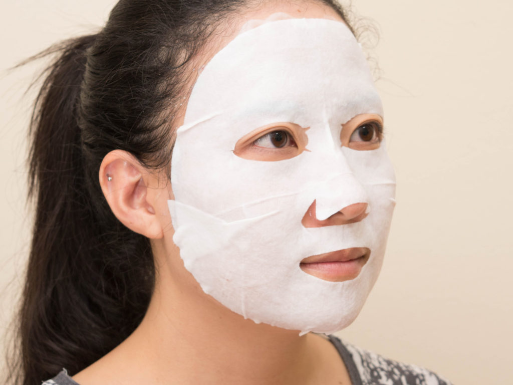 Máscara Facial em Tecido Uniform & Matte_Durante a Aplicação com rosto de lado