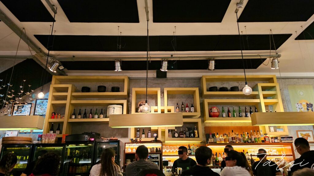 Ambiente acolhedor do Hirá Ramen Izakaya em Pinheiros