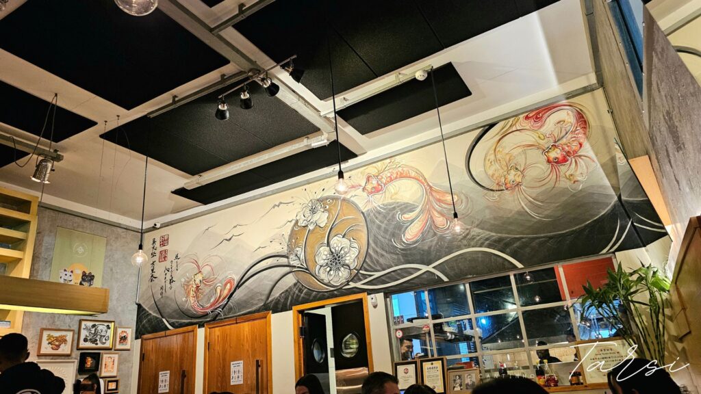 Ambiente acolhedor do Hirá Ramen Izakaya em Pinheiros