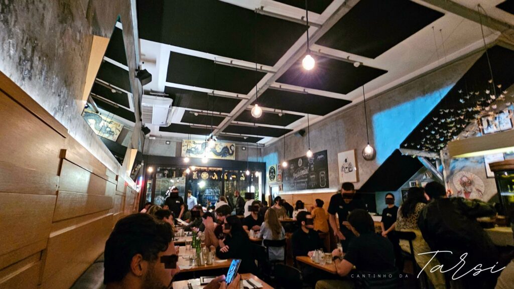 Ambiente acolhedor do Hirá Ramen Izakaya em Pinheiros
