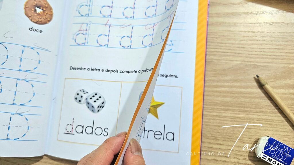 O Livro Primeiros Passos para Escrever Letras e Números do Manual do Mundo tem uma ótima qualidade. 