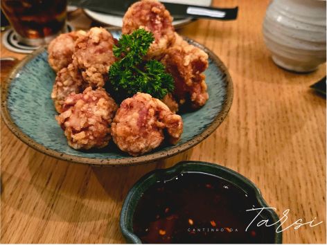 Tori Karaage com molho de pimenta no Hirá Ramen Izakaya